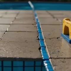 Jak zakleić dziurę w basenie? Napraw to sam w 4 krokach