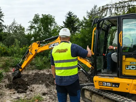 Koparko-ładowarka klasa 3: Pełne uprawnienia i możliwości