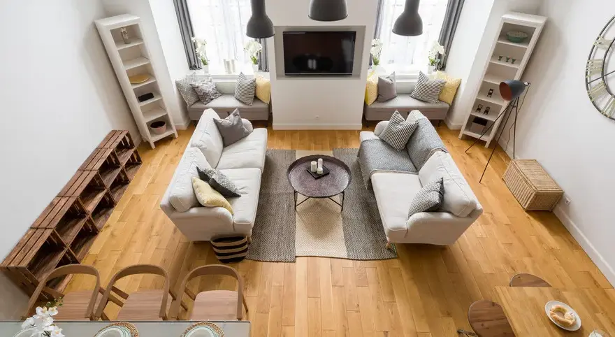 Pokrowce na sofy: Jak odmienić salon w 5 minut?
